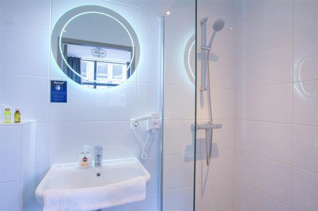 Badkamer van alle gemakken voorzien bij King's Inn Alkmaar