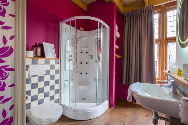 Bathroom facilities of our Deluxe hotel room at King's Inn Alkmaar