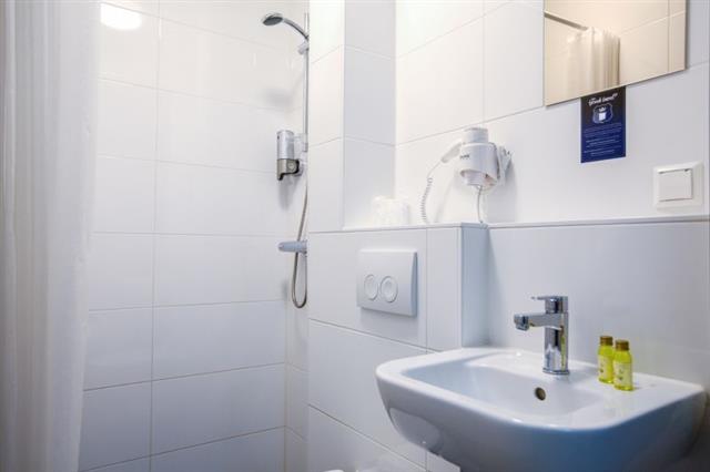 Shower and bathroom facilities at King's Inn Alkmaar