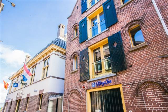 In the middle of Alkmaar, situated in a former cheese warehouse, King's Inn City Hotel, Alkmaar