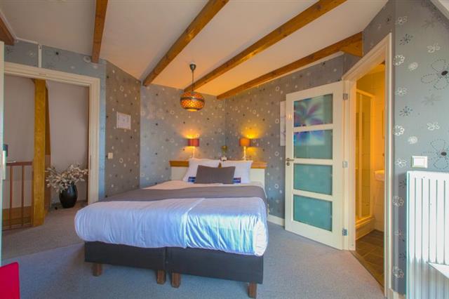 Enjoy our standard hotel room at King's Inn